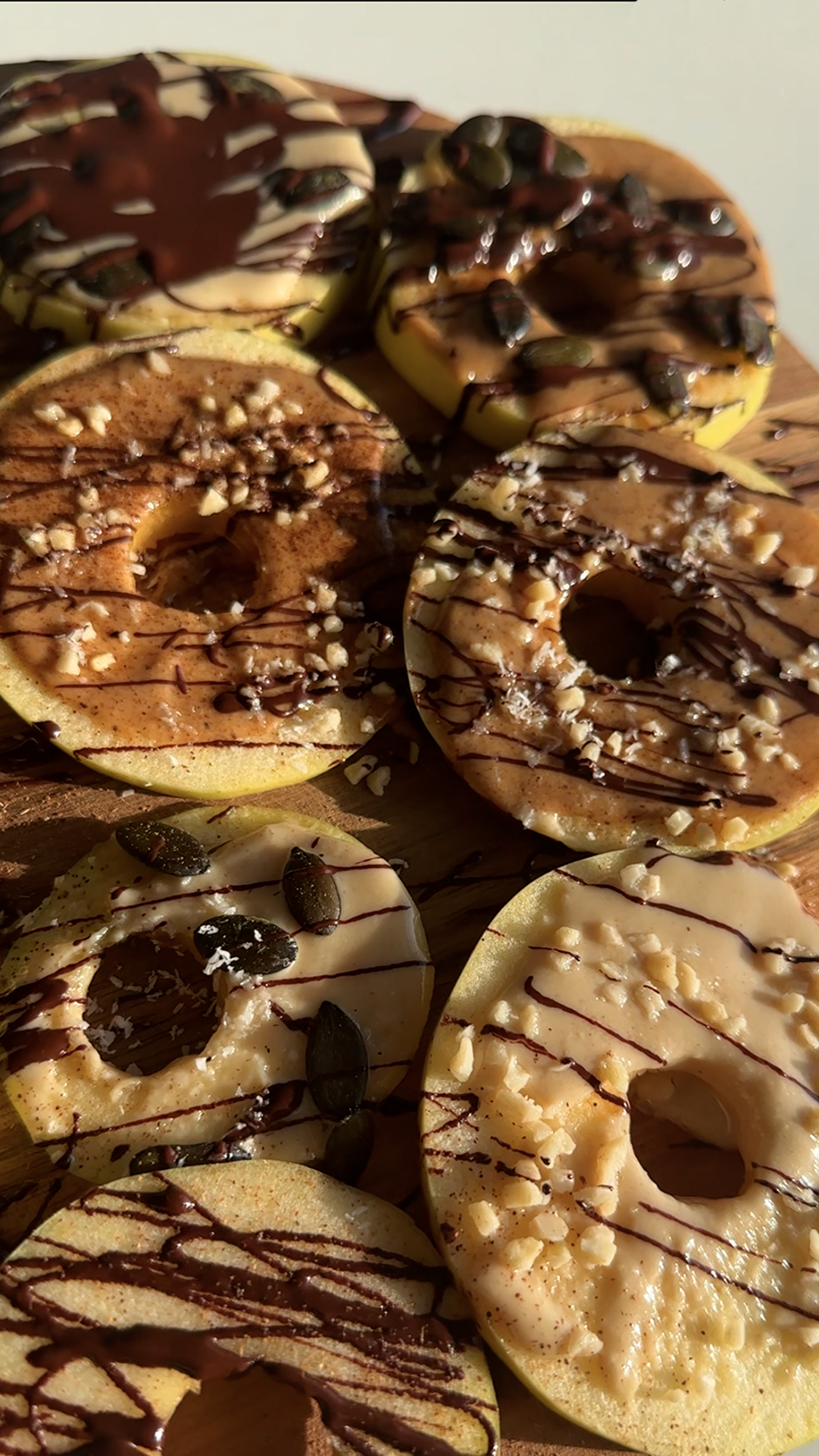 Donuts de maçã com diferentes coberturas